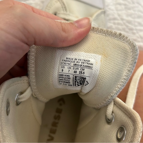 Converse Chuck Taylor All Star Lugged High Top in Egret - Picture 4 of 11